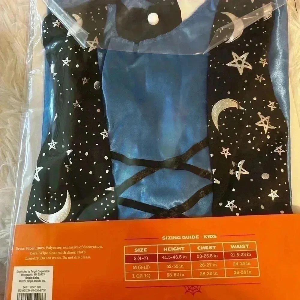 New witch‎ costume size small. Ages 4 to 7 includes the dress, hat and choker.